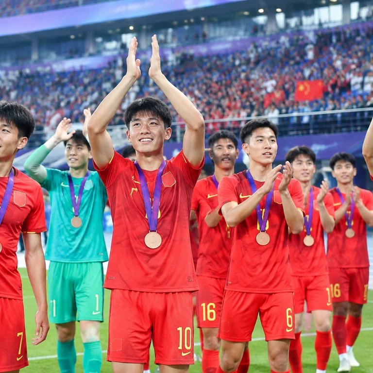 U23队员在亚运会赛场完成比赛后向观众致意